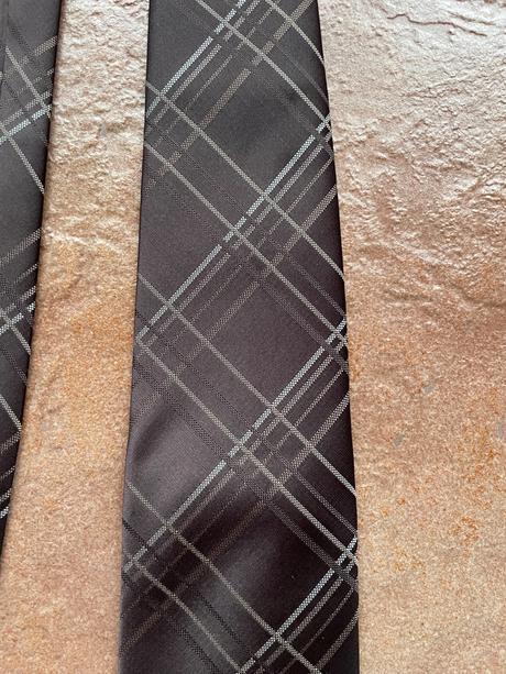 Hneda kockovana kravata, 