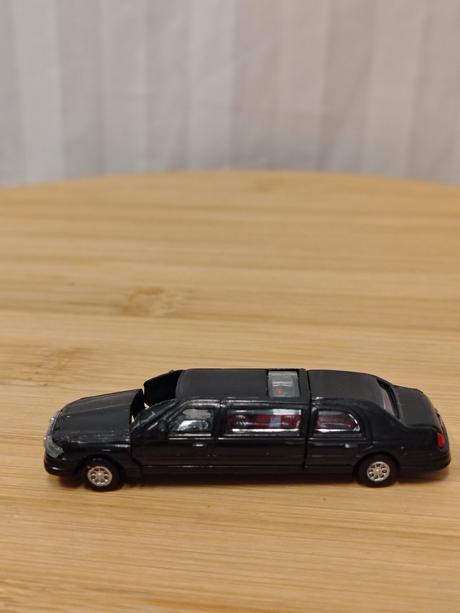 Retro limuzína lincoln town car, balaban 90. roky, 