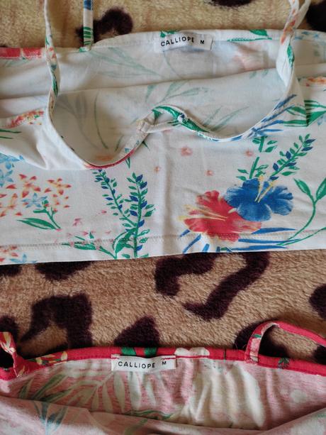 Cerveny a biely kvetinovy kratky top je velkost m,, calliope,m