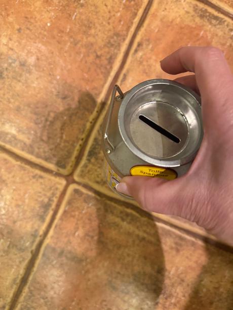 Plechová kovova pokladnička špornička, 