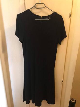 Predám čierne šaty, 38