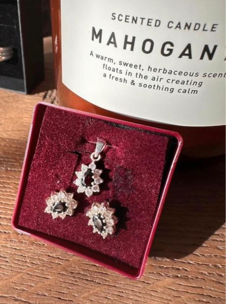 Krasny strieborny set c ciernymi a bielymi kristal, 