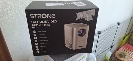 Projektor strong q1,