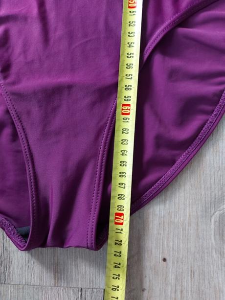 Bordovo fialové plavky, 42