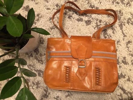 Stredne velka damska kabelka,