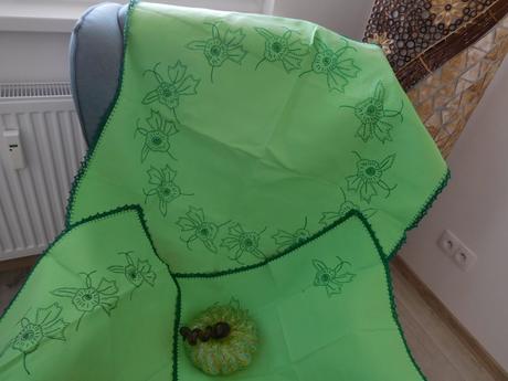 Zelené konáriky na plátne-ručne vyšitý set obrusov, 