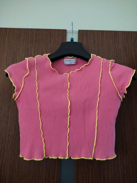 Ruzovy top bershka pekne kopiruje postavu., bershka,s
