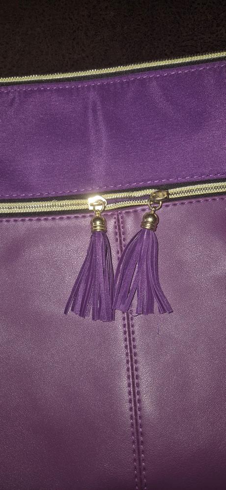 Fialová kabelka, 