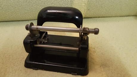 Predám staručký kancelársky dierovač., 