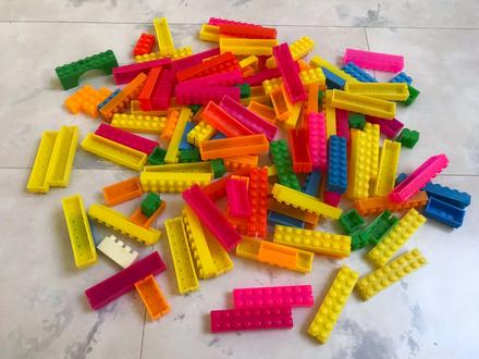 Pestrá stavebnica staviteľ  133 ks, 