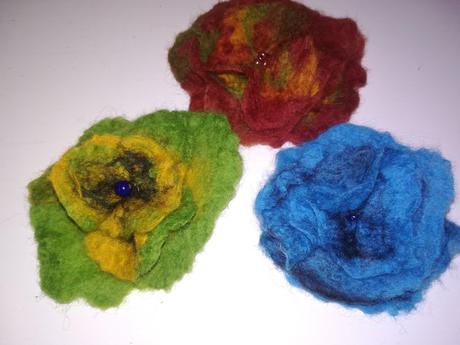 Plstený kvet brošňa alebo spona do vlasov,