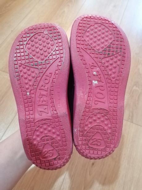 Papuče s čerešničkami, 25