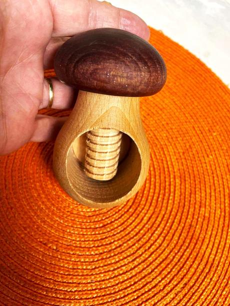 Drevený luskáčik na orechy,