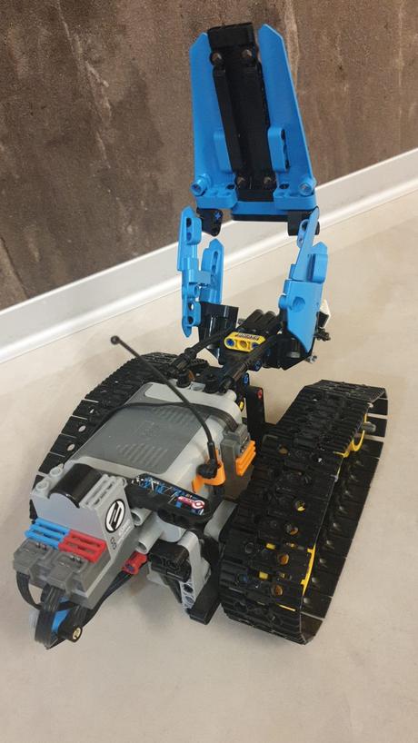 Lego technic 42095 - pretekárske auto s dialkovým, 