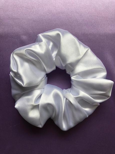 Saténová gumička scrunchie perleťovo biela, 