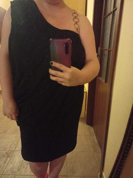 Čierne šaty na jedno rameno, 50