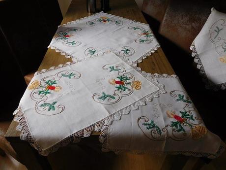 Ručne vyšívaný set vianočných obrusov obrusy a štó, 