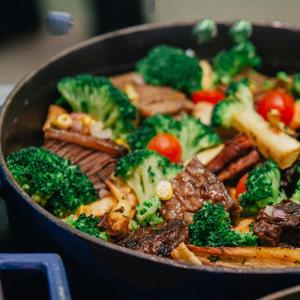 Je tu žena, ktorá nevarí?