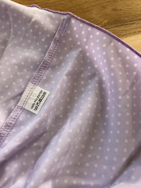 Krásne letné fialkové bodkované šaty,