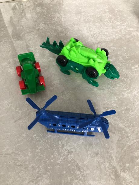 Plastove autícko, vrtulnik a dinosaurus,