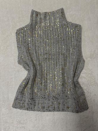 Svetlosivá vesta so zlatým vpredu, 