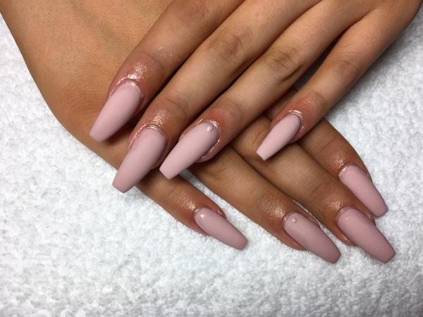 Hľadám modelku mám modelovanie nechtov