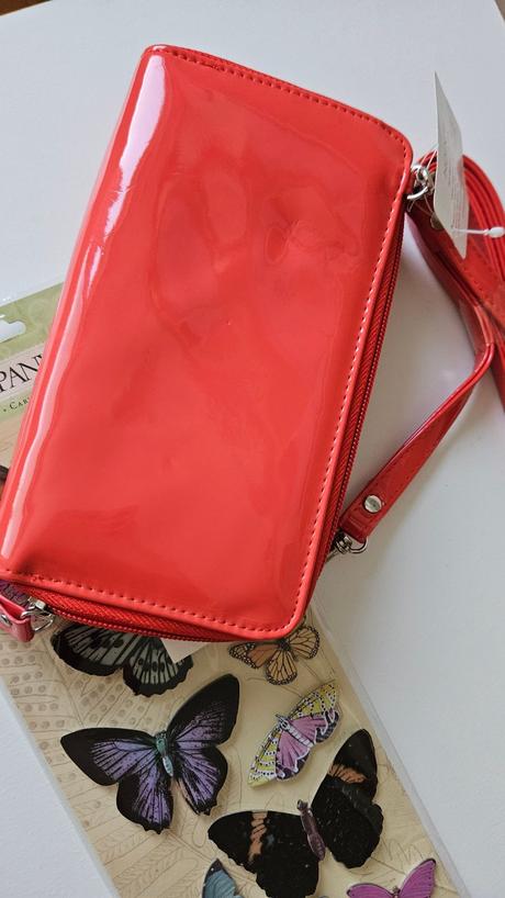 Mala leskla ruzovo-cervena kabelka zn. buxton,