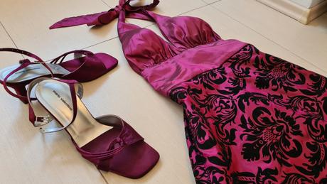 Spoločenské šaty s holým chrbatom,