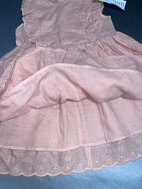 Šaty s madeirovou výšivkou, 92