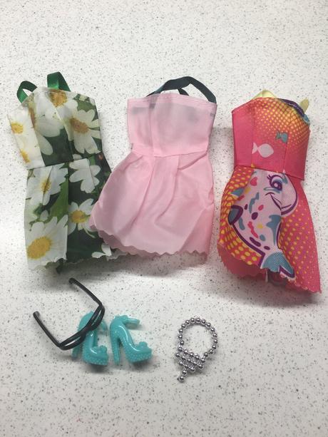 Šaty pre barbie a doplnky, 