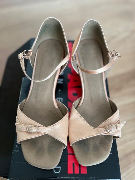 Tanečné topanky, 33