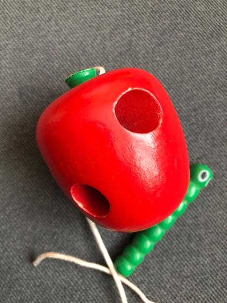 Jablko s červíkom,