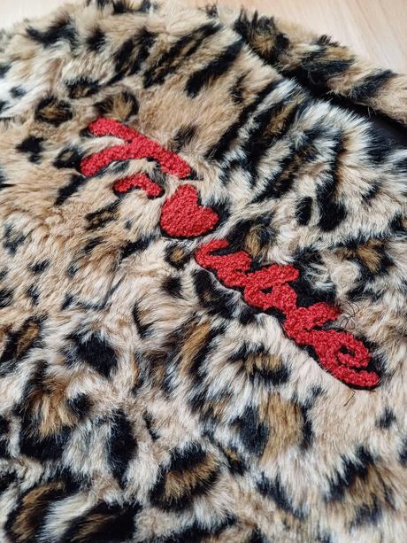 Teply kožúšok s nápisom trouble na chrbte, 110