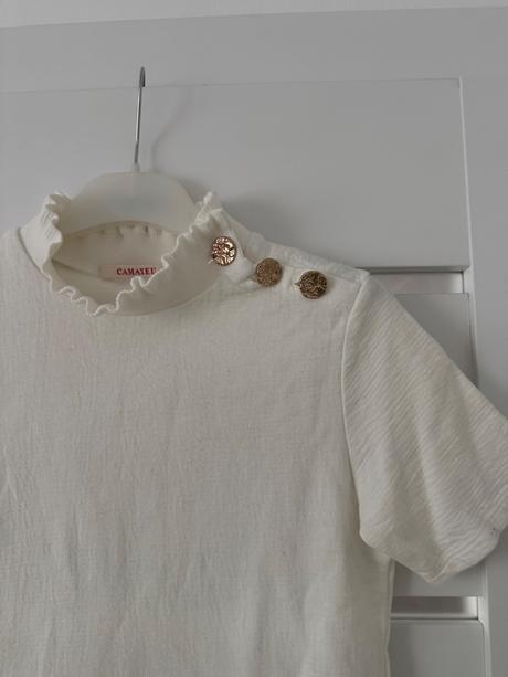 Biely top so stojacikom a gombickami, camaieu,s