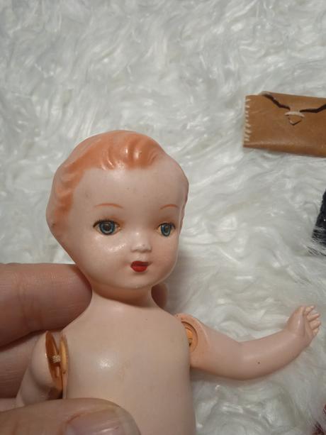 Retro technoplast bábika,