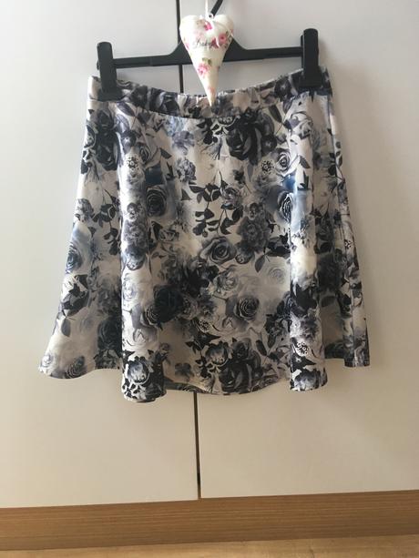 Kvetovana sukna, gate,l