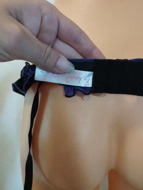 S maslickami podvazkovy pas, secret possessions,m