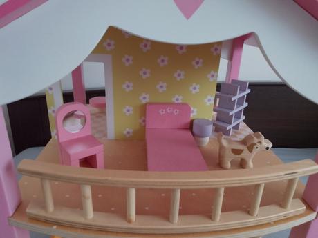 Drevený domček pre bábiky,