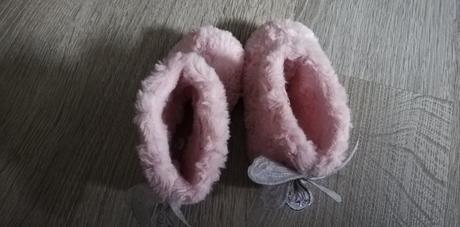 Papuce s motylmi, 26