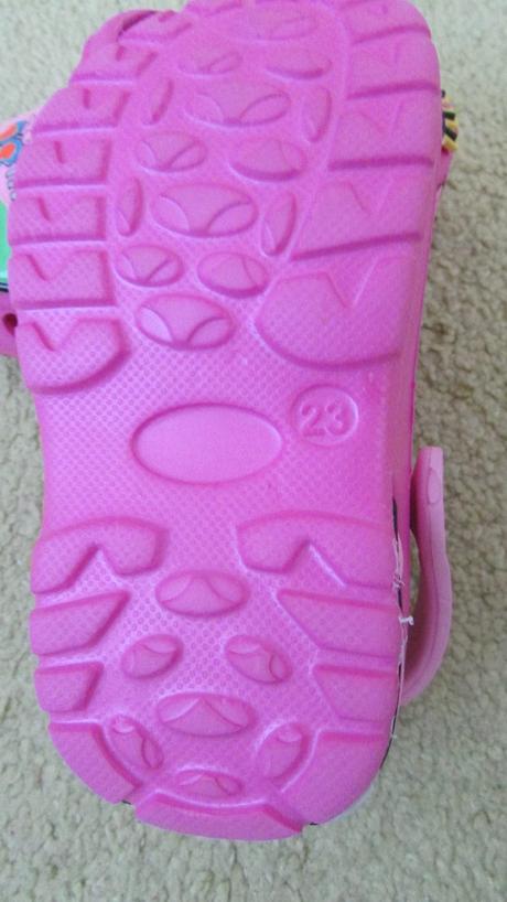 Veselé gumové crocsy za polovicu, 23