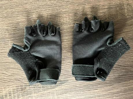 Predám detskú prilbu crivit, 49-54 cm, rukavice, 