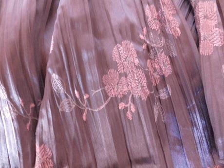 Saténová sukňa, 44