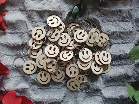 Drevená kľúčenka smajlík, 