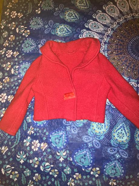 Červený krátky kabátik, m