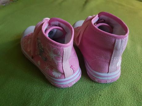 Vyššie dievčenské tenisky, 34