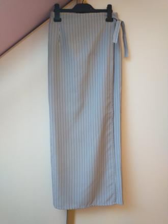 Pásikavá šedá sukňa, 36