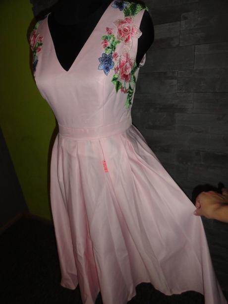 Púdrové šaty s kvetinami, l