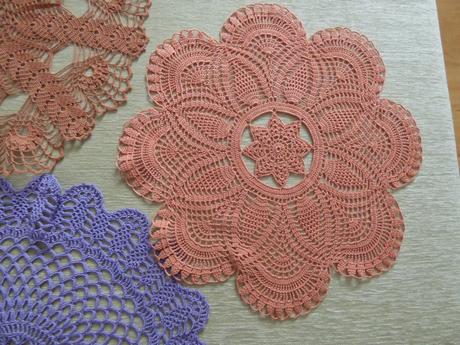 Háčkované obrúsky, dečky,