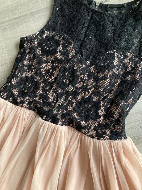 Šaty s čipkou a tylovou sukňou, 32