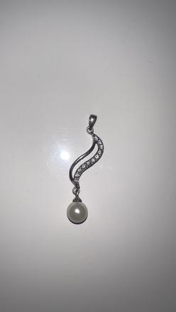 Strieborný prívesok s perlou., 